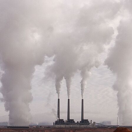 fabrieken met rookpluimen uit de schoorstenen