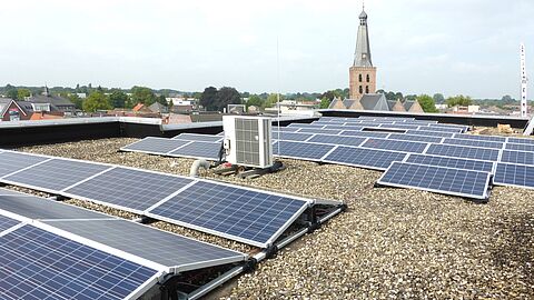 zonnepanelen op dak gemeentehuis Barneveld