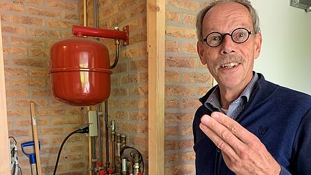 Energieambassadeur Aalt Visscher bij zijn warmtepomp
