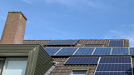 zonneboiler naast zonnepanelen op een dak 