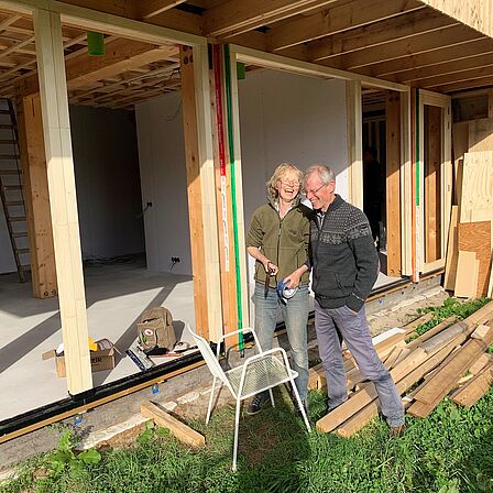 echtpaar Van Leeuwen voor hun biobased huis in aanbouw