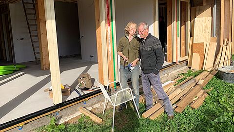 echtpaar Van Leeuwen voor hun biobased huis in aanbouw