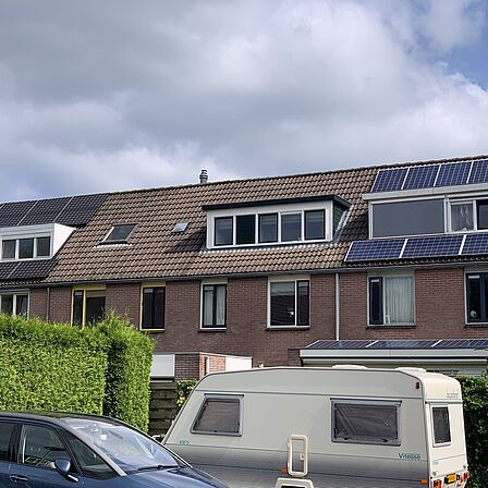 rij woningen met zonnepanelen op de daken