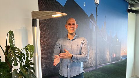 Barneveldse ondernemer Jan Martijn van der Stouwe onder een lantaarn met zijn circulaire rijstarmatuur