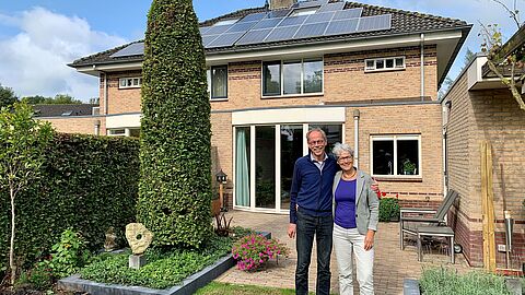 Energieambassadeur Aalt Visscher en echtgenote Wilma in de tuin bij huis met zonnepanelen