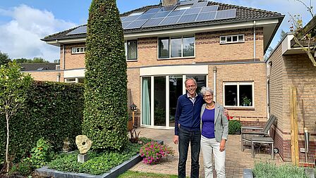 Aalt en Wilma Visscher bij hun huis met zonnepanelen