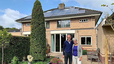 Aalt en Wilma Visscher in de tuin van hun huis met zonnepanelen