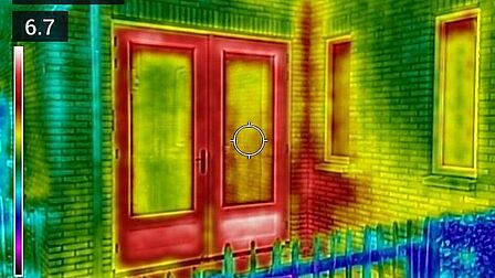 Warmtebeeldfoto van een huis. Verschillende kleuren geven de temperatuur aan. 