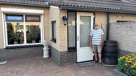 Aleidus Verhoef staat bij zijn geisoleerde ramen