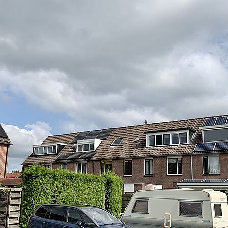 rij zonnepanelen op daken