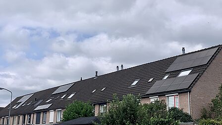 rij daken met zonnepanelen